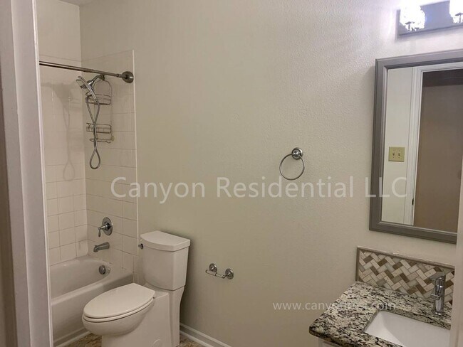 Building Photo - Beautiful 3b Room!Move in ready!