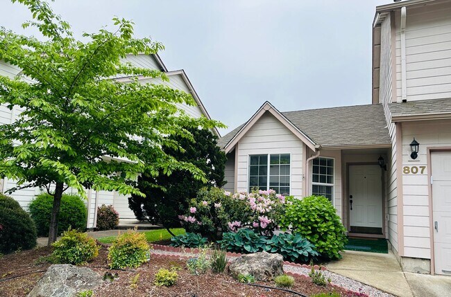Building Photo - 807 NW Sundance Cir