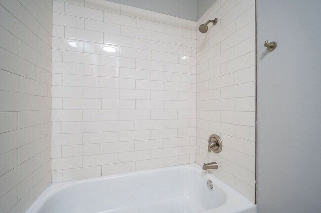 Building Photo - 651 Riverview Dr