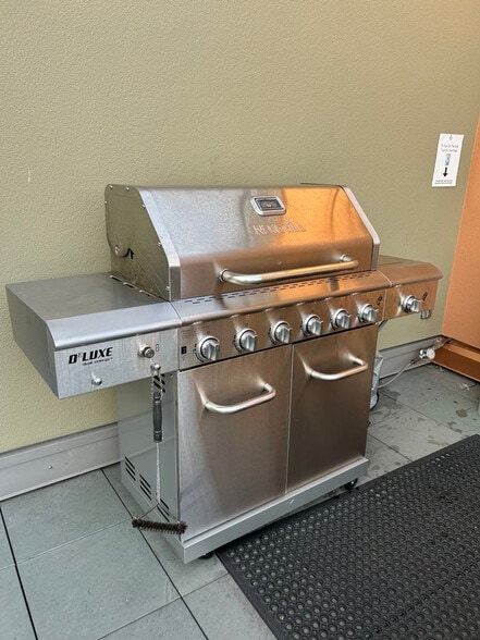 Building Photo - 2415 2nd Ave