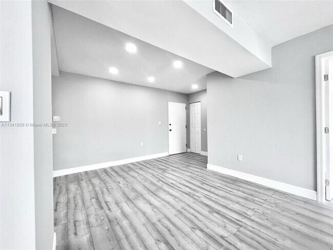 Building Photo - 4174 Inverrary Dr