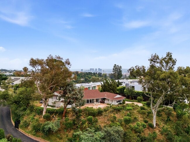 Building Photo - 935 Linda Flora Dr