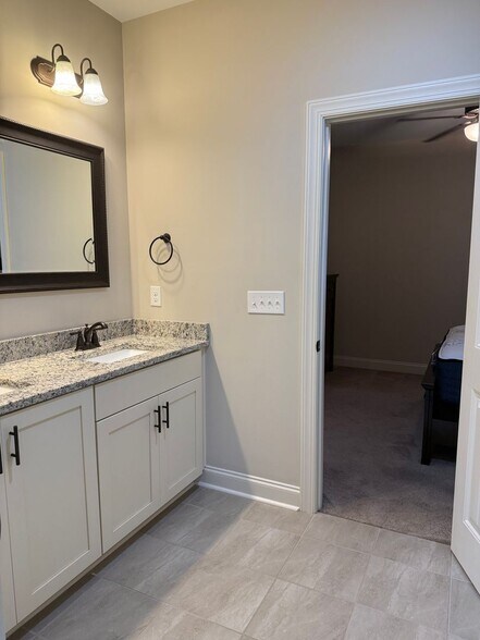 Building Photo - Eagle Ridge Townhome - Furnished Unit - Op...