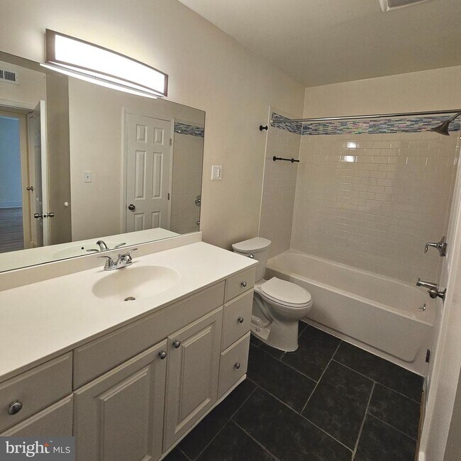 Building Photo - 5821 Royal Ridge Dr
