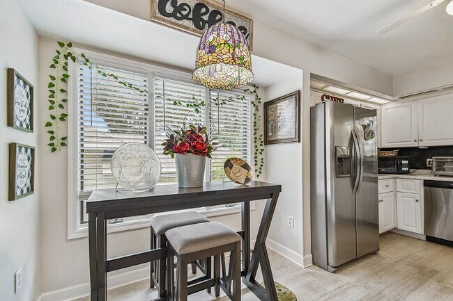 Building Photo - "Charming 3-Bed, 2-Bath Oasis at 1011a Sou...