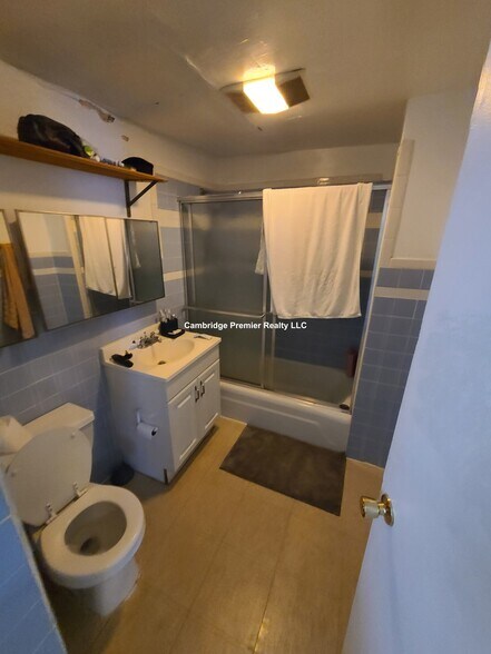 Building Photo - 118 Elm St