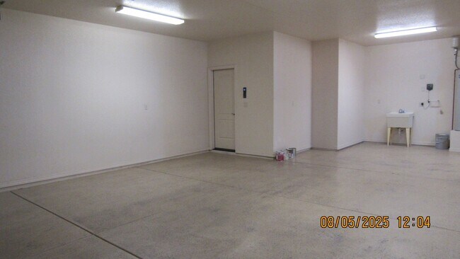 Building Photo - 3 bedroom 2 bathroom 2 car garage + 60FT R...
