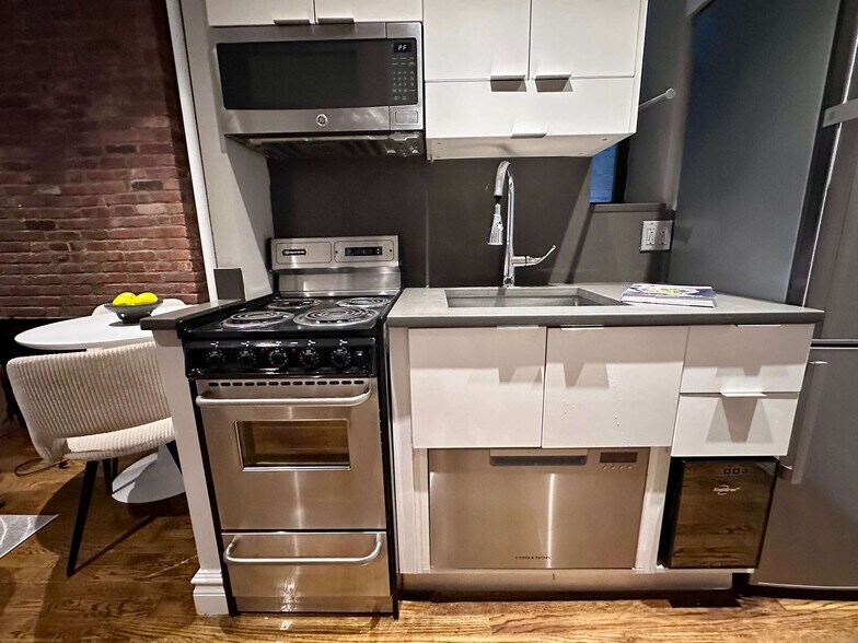 Building Photo - 246 Mott St