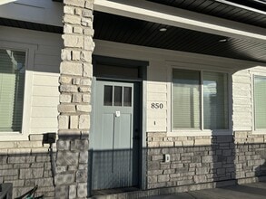 Building Photo - 852 250 N