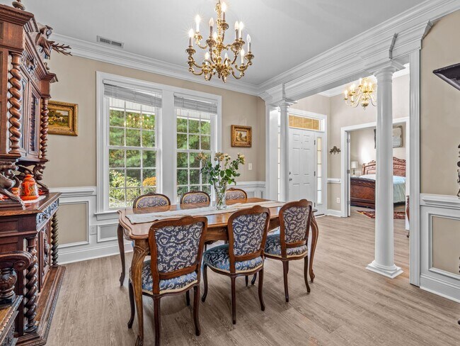 Building Photo - Beauty by the Water!