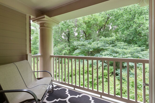 Building Photo - Gorgeous 3/2 Top Floor Condo w/ Private Vi...