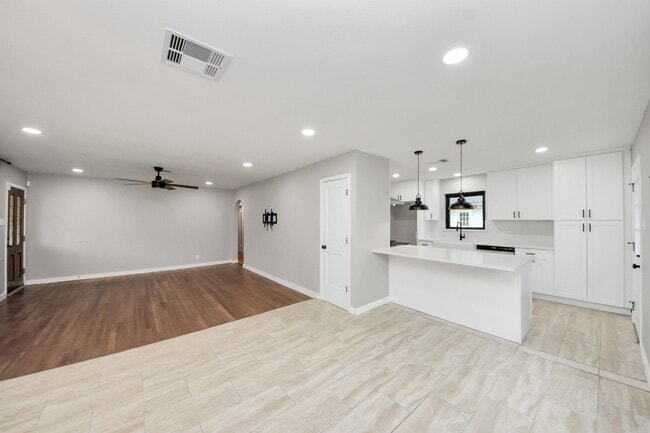 Building Photo - 4821 Viking Dr