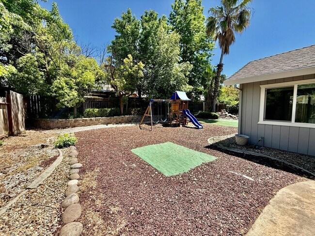 Building Photo - Large 2 story home available immediately