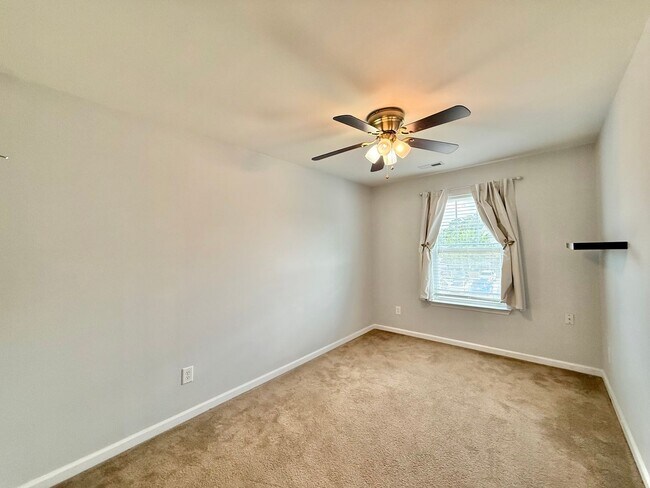 Building Photo - **OFFERING REFUNDABLE APPLICATION FEES & $100 MOVE IN PROMOTION** Charming 3BD, 2.5BA Raleigh Tow...