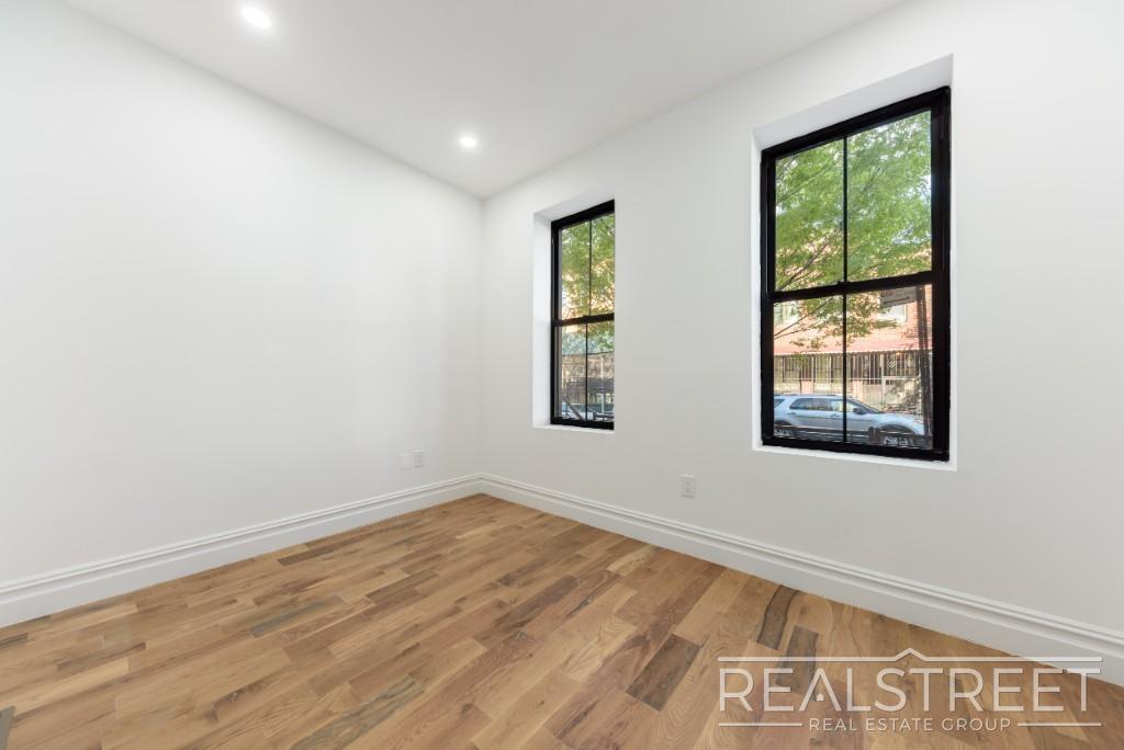 Building Photo - STUNNING 4.5+ BED 3 BATH DUPLEX + YARD IN ...