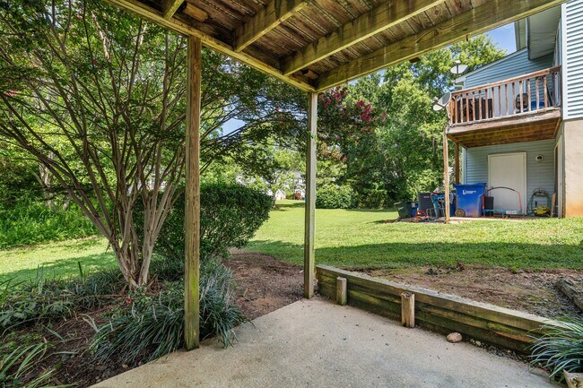 Building Photo - Spacious 3-Level Townhome Minutes from Dow...