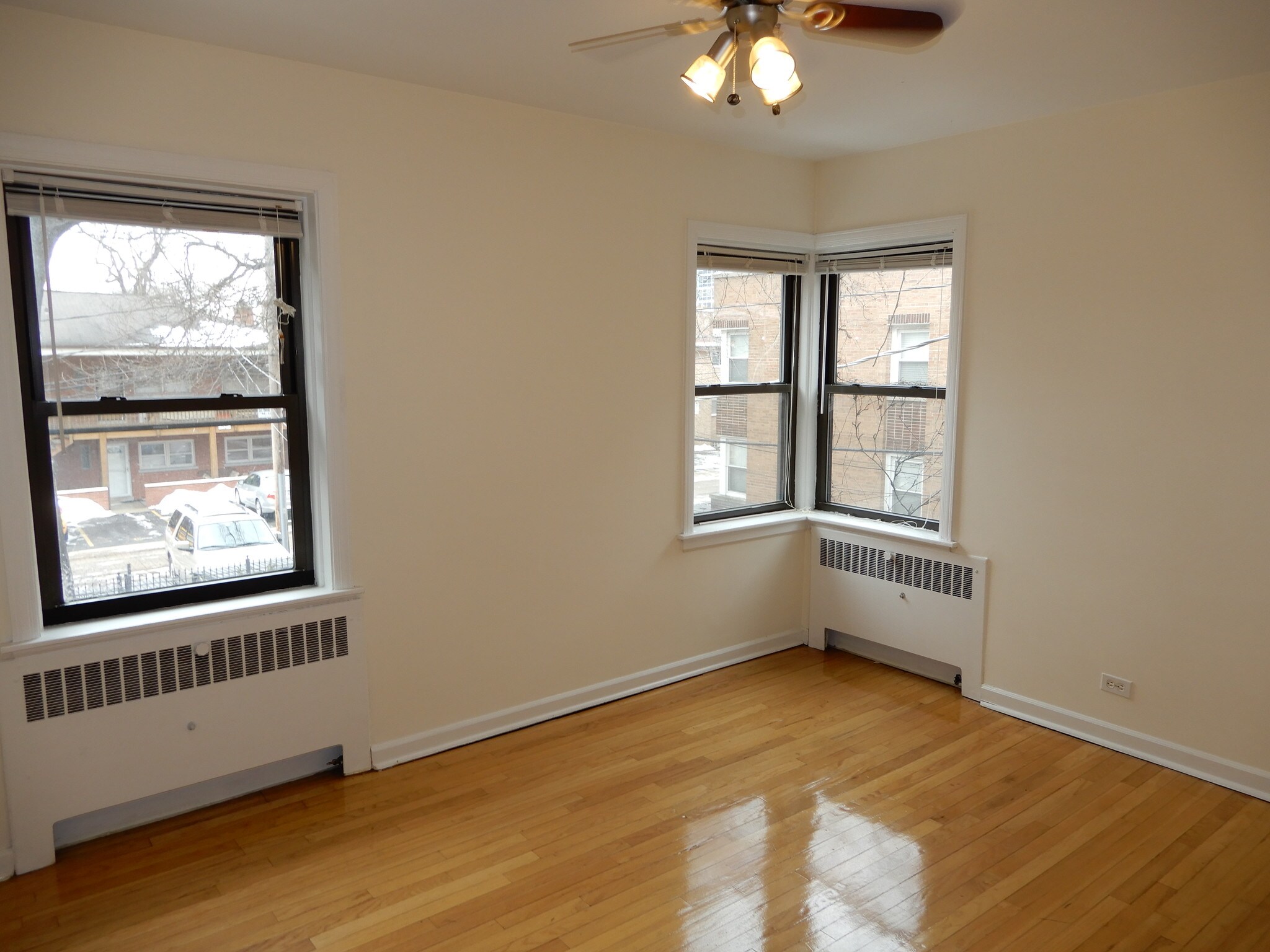 huge 2nd bedroom - 1526 N Harlem Ave