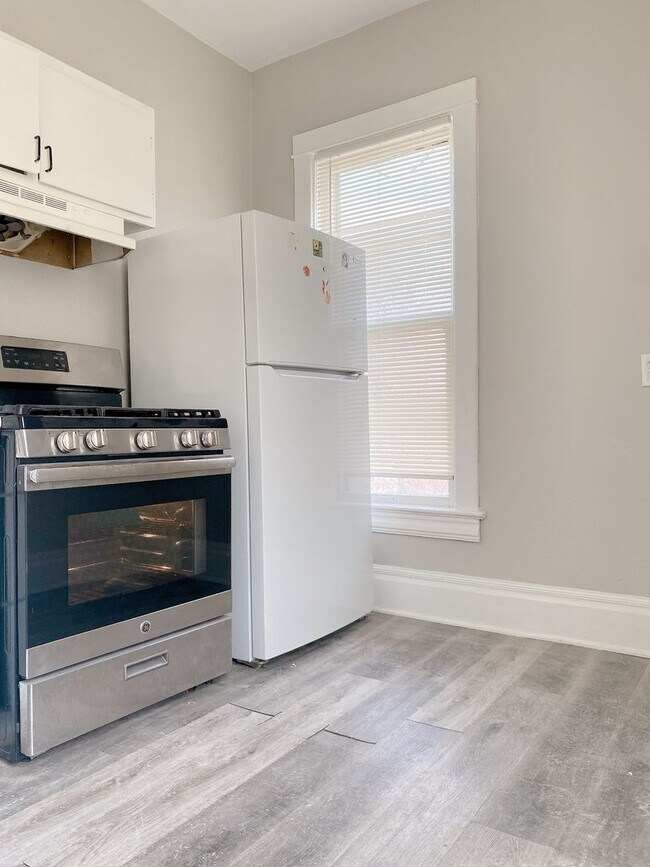 Building Photo - Large 2 bed 1 bath house