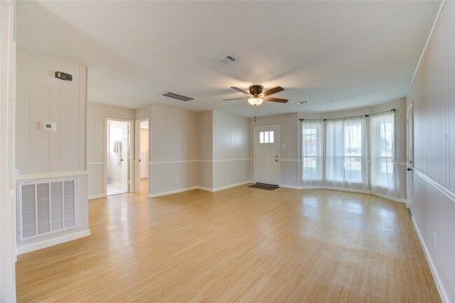 Building Photo - 1120 Mahlmann St
