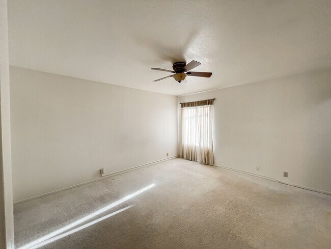 Building Photo - Spacious 2 bedroom, 2 bathroom Condo in Qu...