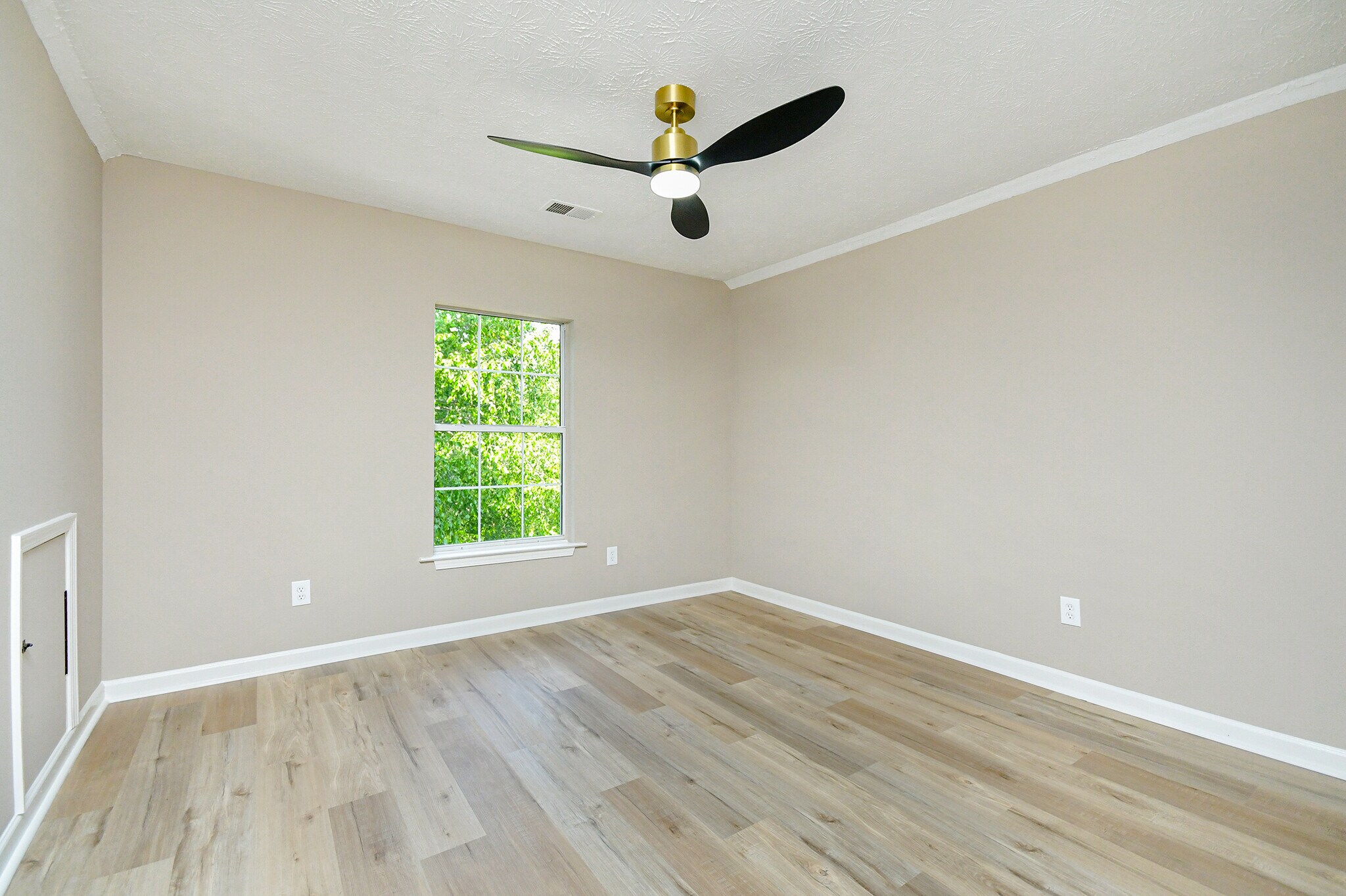 Building Photo - Room in House on Brown Dr