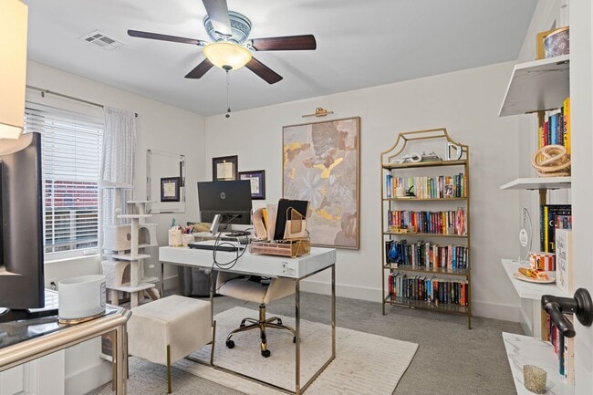 Building Photo - This luxurious townhouse on Cherry St.