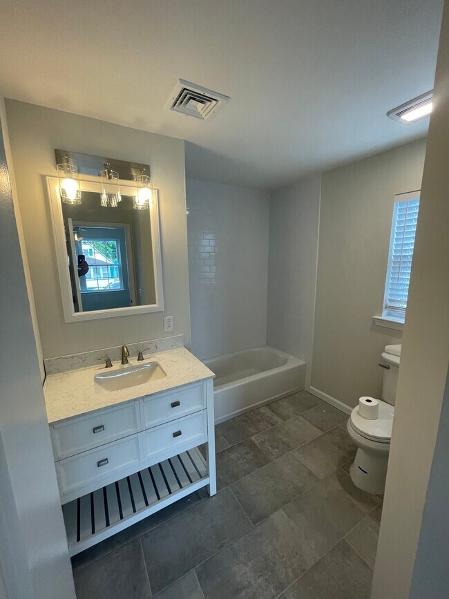 Building Photo - 416 ShadyNook St