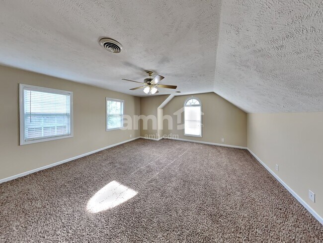 Building Photo - 2418 Taylor Close