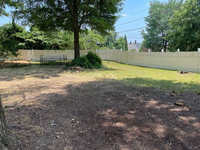 Building Photo - Beautiful Private Three Bedroom Home in So...
