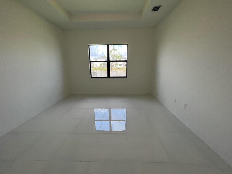 Building Photo - 4398 SW 173rd Ave