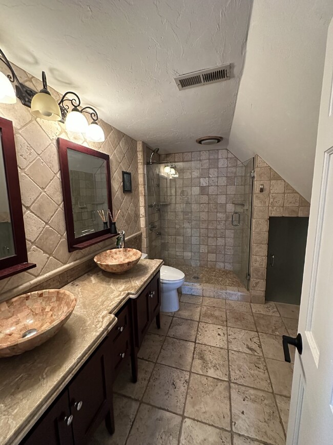 Building Photo - Luxurious 2 Bed, 2 Bath Rental on Lake Qui...