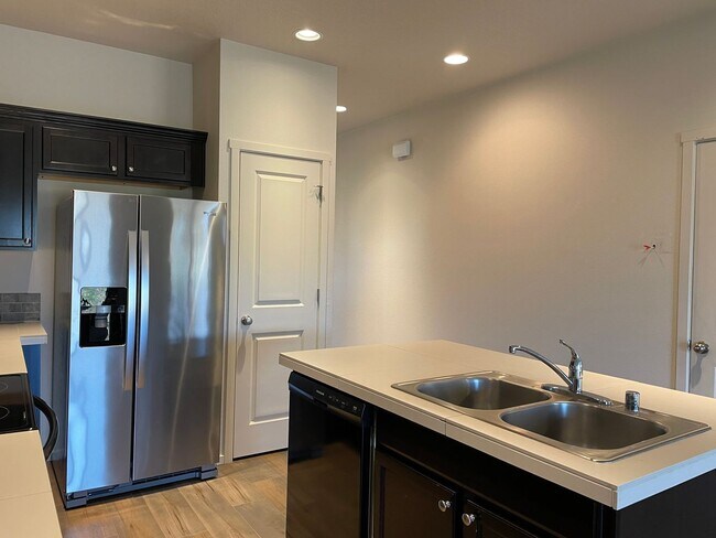 Building Photo - BEAUTIFUL 3 Bedroom 2.5 Bath Home! High Ce...
