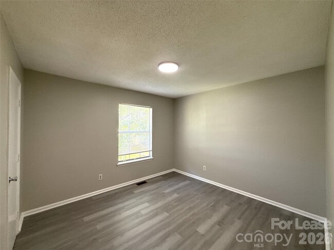 Building Photo - 4042 Briarhill Dr