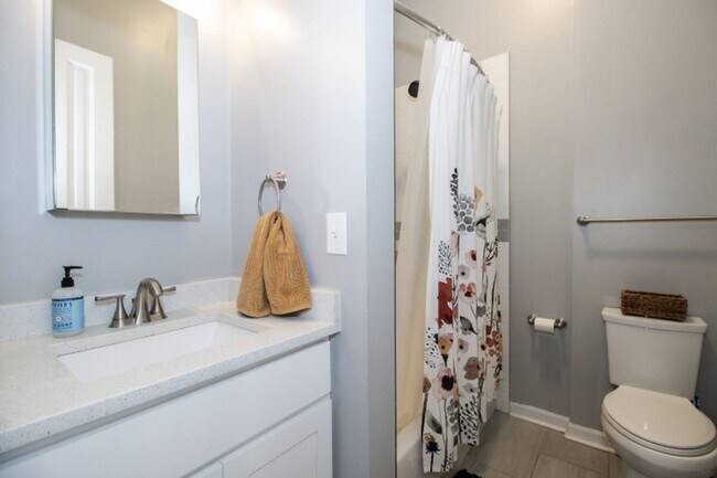 Building Photo - Luxury Gold Coast 1 Bed Apartment - Top Fl...