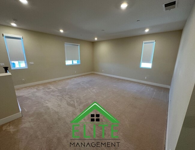 Building Photo - Charming and Spacious Home in Desirable El...