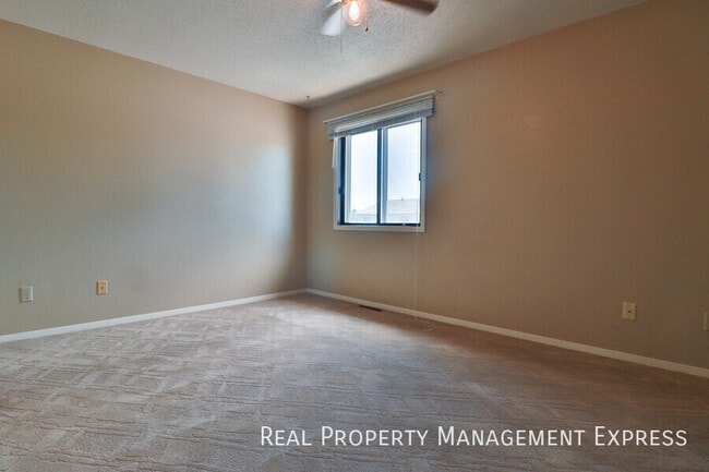 Building Photo - Lovely 2 Bedroom 2.5 Bathroom Townhome