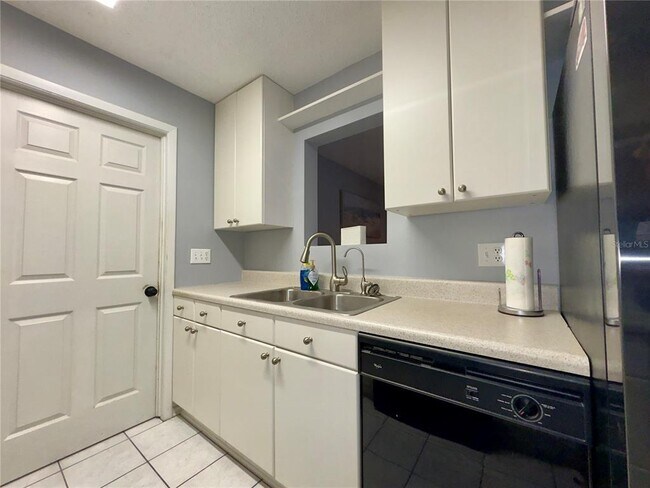 Building Photo - 13543 Longwood Ave