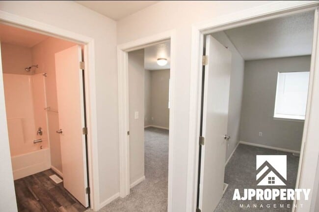 Building Photo - 4907 S Tennis Ln