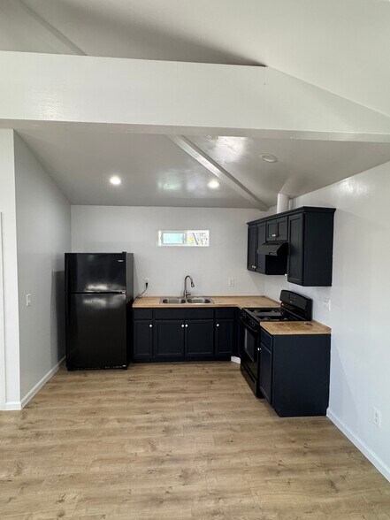 Building Photo - 5855 Noble Ave