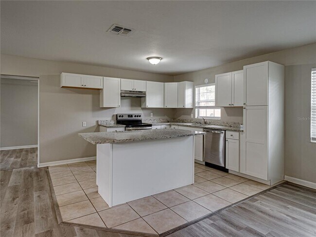 Building Photo - 5017 Lewellyn Rd