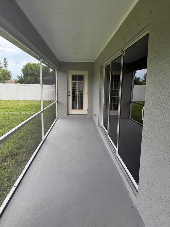 Building Photo - 4025 SW 14th Pl