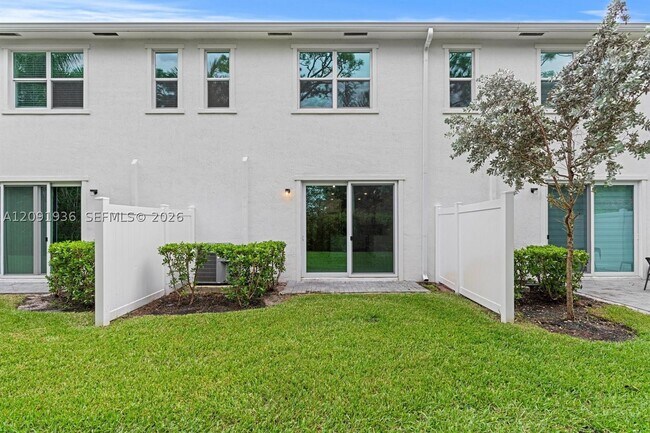Building Photo - 4667 Hollister Ave
