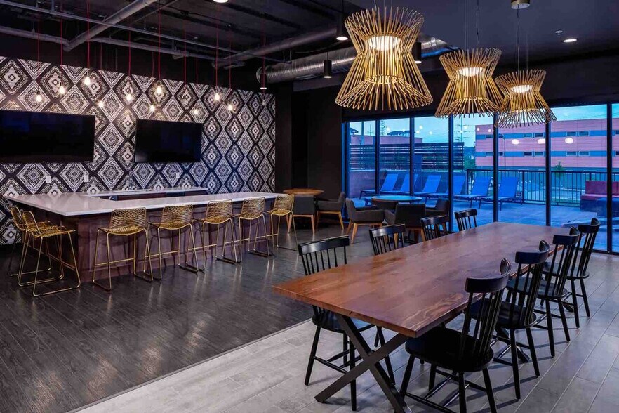 Building Photo - 1400 E Walnut St