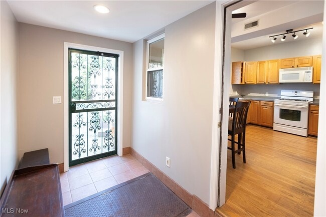 Building Photo - 1212 W 67th St