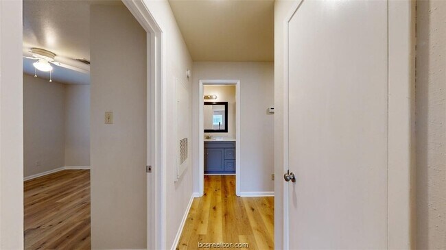 Building Photo - 2807 Longmire Dr