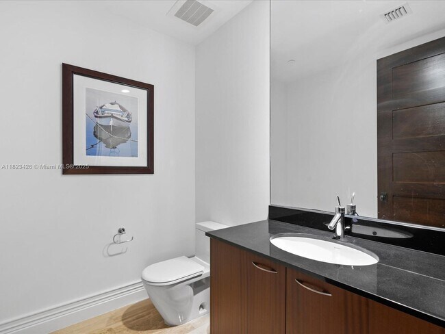 Building Photo - 15901 Collins Ave
