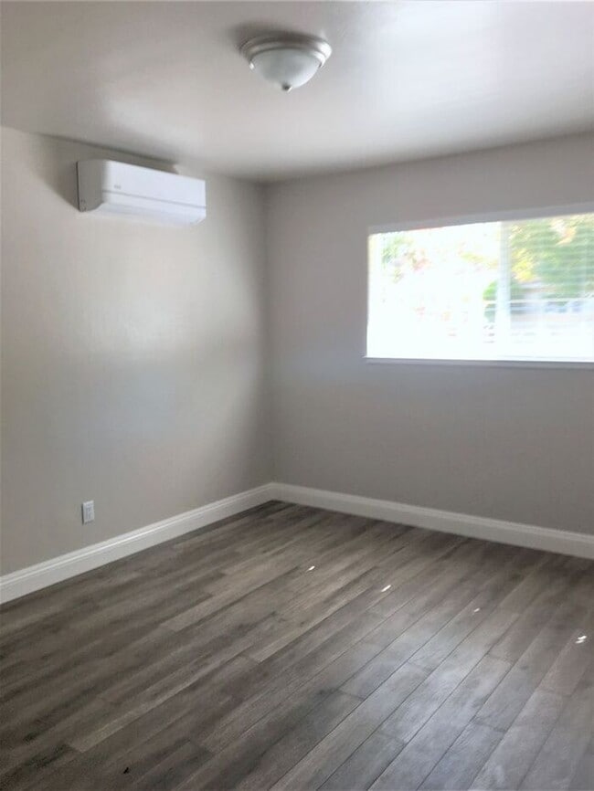 Building Photo - 410 W 9th St