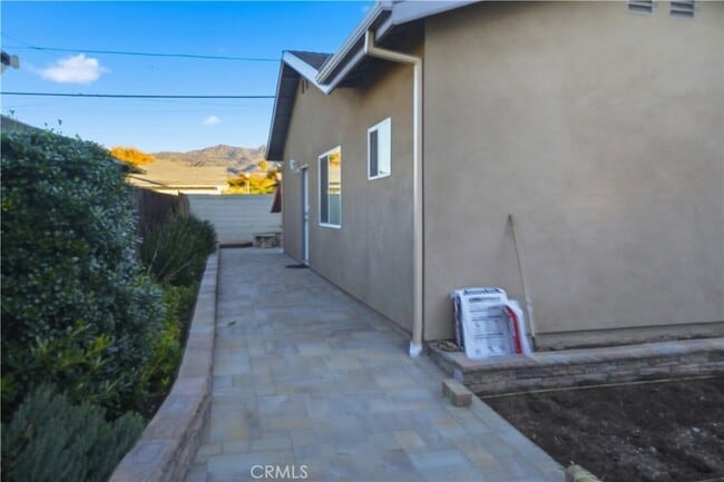 Building Photo - 215 E 2nd St