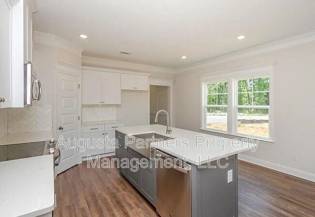 Building Photo - 335 Sumac Trail
