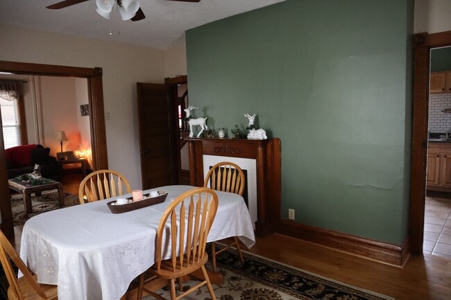 Building Photo - 2-3 bedroom house with 1 car garage in Ind...